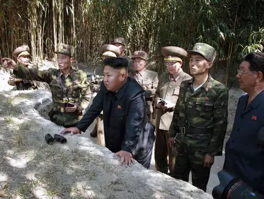 Pemimpin Korea Utara, Kim Jong Un (ketiga dari kiri) memeriksa pos polisi sipil yang berada di bawah KPA Satuan 171, (15/7/2014). (REUTERS/KCNA)