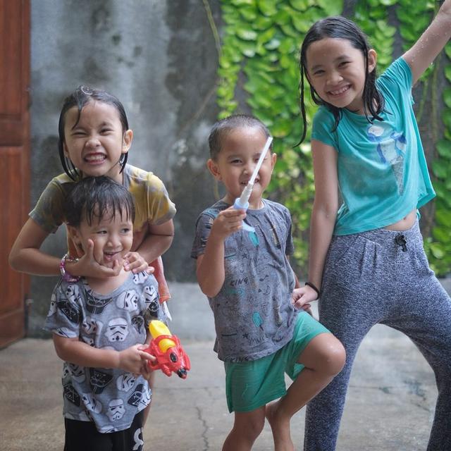 Segera Dikaruniai Adik, Ini 6 Potret Kompak Keempat Buah Hati Zaskia Adya Mecca