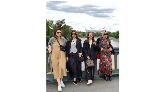 Potret geng Moms Sweet Moms di Princes Bridge, posenya kece banget.