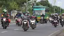 Sejumlah pemudik pengguna kendaraan roda dua melintasi Jalur Pantura Cirebon, Jawa Barat, Kamis, (29/6). Memasuki H+4 Lebaran jalur Pantura Cirebon mengarah ke Jakarta mulai dipadati pemudik pengguna kendaraan bermotor roda dua (Liputan6.com/Helmi Afandi)