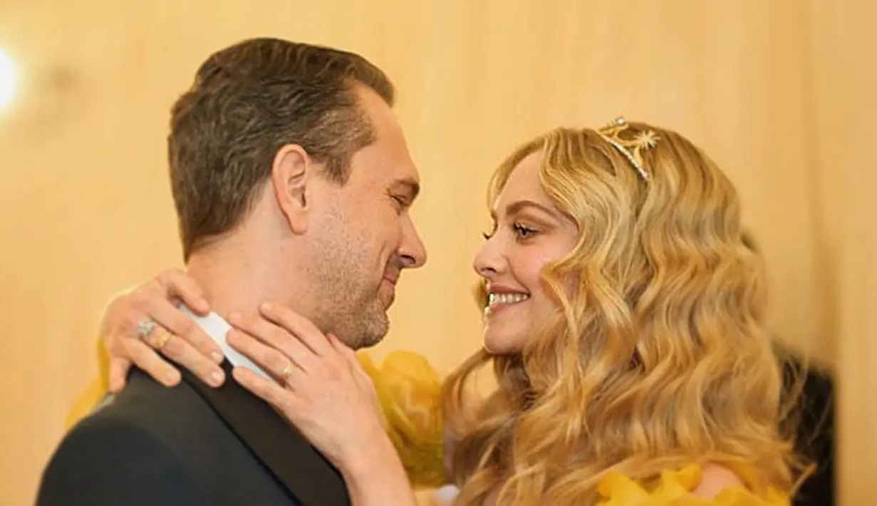 Sebelumnya, Amanda sendiri memang sudah bertunangan dengan Thomas Sadoski di awal 2016. (instagram/mingey)