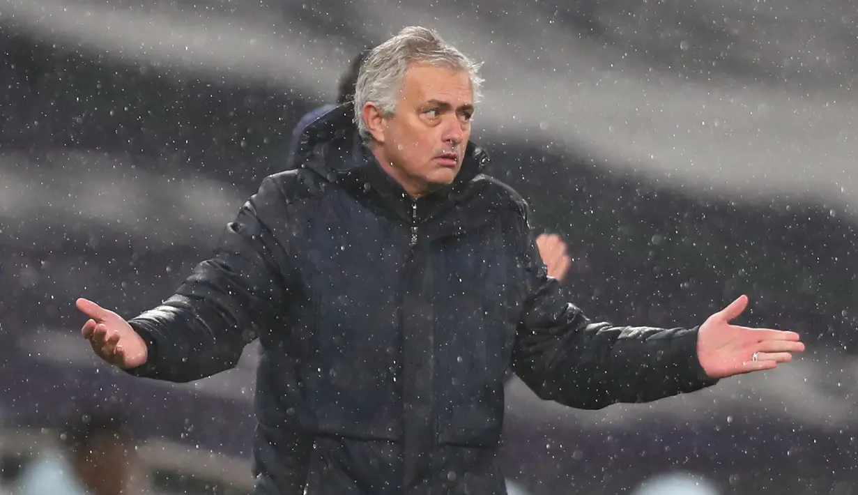 Manajer tim Tottenham Hotspur, Jose Mourinho tampak tidak puas dengan penampilan timnya saat menghadapi Chelsea dalam laga lanjutan Liga Inggris 2020/21 pekan ke-22 di Tottenham Hotspur Stadium, London, Kamis (4/2/2021). Tottenham Hotspur kalah 0-1 dari Chelsea. (AFP/Clive Rose/Pool)