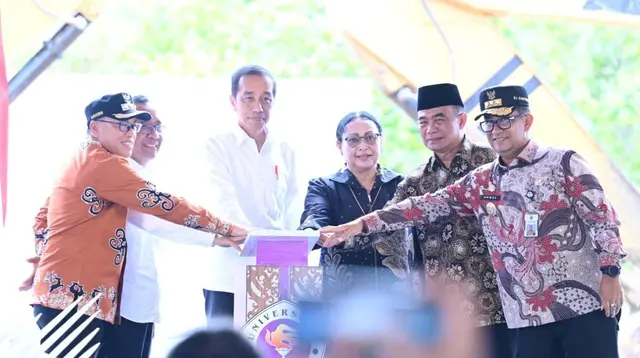 Presiden Jokowi bersama Menko PMK Muhadjir Effendy saat meresmikan peletakan batu pertama Gedung II Kampus Nusantara Program Studi di Luar Kampus Utama (PSDKU) Universitas Gunadarma yang berlokasi di Kawasan Ibu Kota Negara (IKN) Nusantara. (Istimewa)