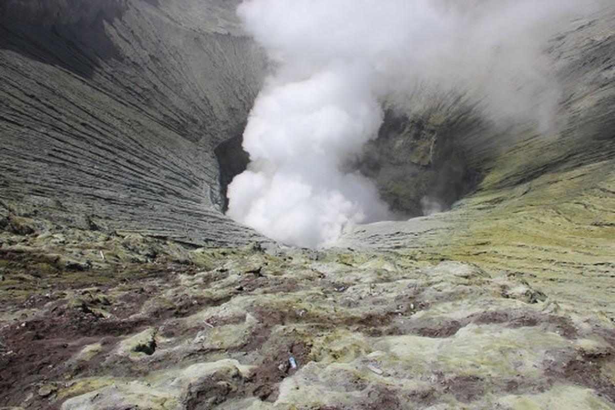 Melihat pesona kawah Gunung Bromo lebih dekat