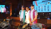 Menparekraf Sandiaga Uno berfoto bersama dengan Fabio Di Gianini dan Alex Marquez. (dok. Liputan6.com/Dinny Mutiah)