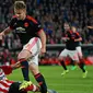 Bek PSV Eindhoven, Hector Moreno saat menjegal bek tangguh Manchester United, Luke Shaw pada pertandingan Grup B Liga Champions di Stadion Philips, Belanda (16/9/2015). Kaki kanan Shaw dikabarkan patah setelah dilanggar. (Reuters/Andrew Couldridge)