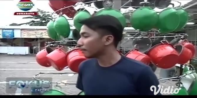 VIDEO: Jemaat Gereja Katolik di Sidoarjo Hiasi Pohon Natal Unik Setinggi 5 Meter