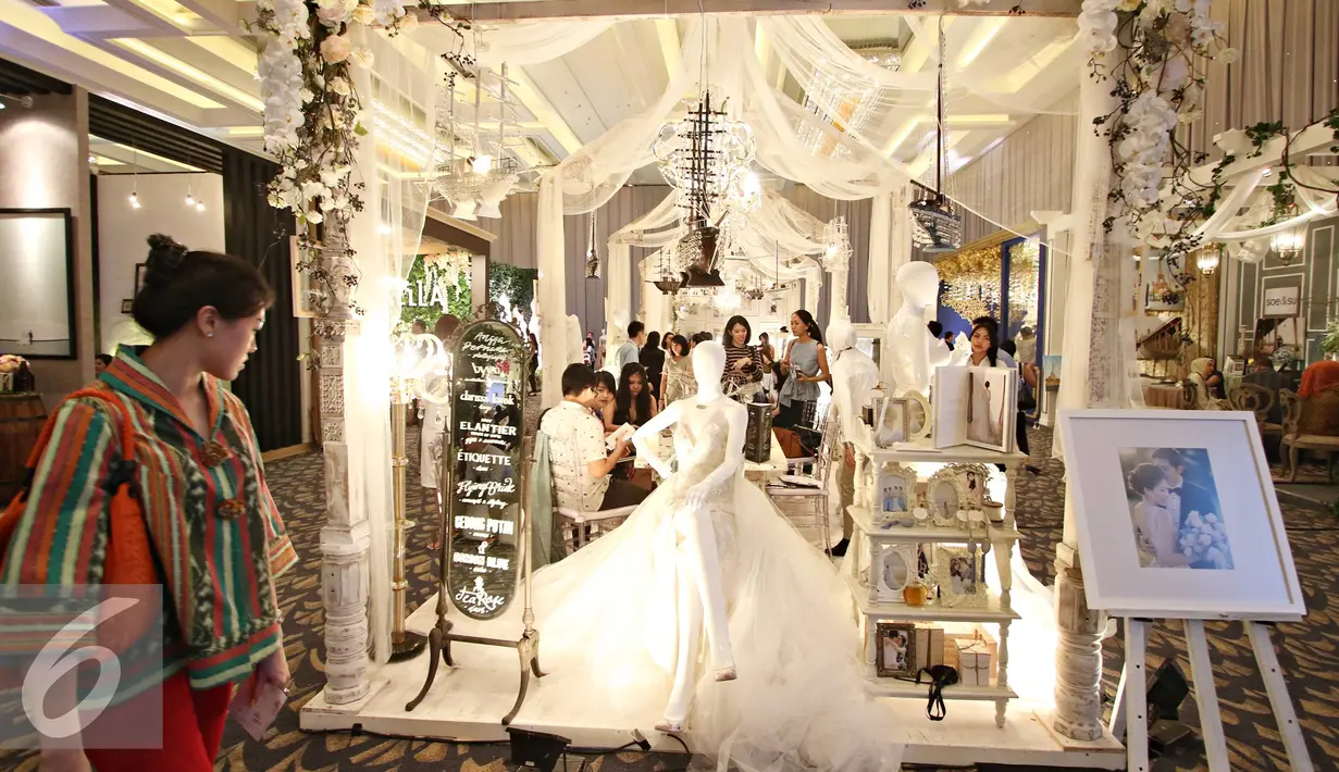 Pengunjung mengamati produk dalam Bridestory Fair di Gandaria City, Jakarta, Jumat (18/3). Pameran menghadirkan 100 vendor pilihan dari Indonesia, Singapura, dan Filipina yang akan berlangsung hingga 20 Maret 2016. (Liputan6.com/Immanuel Antonius)