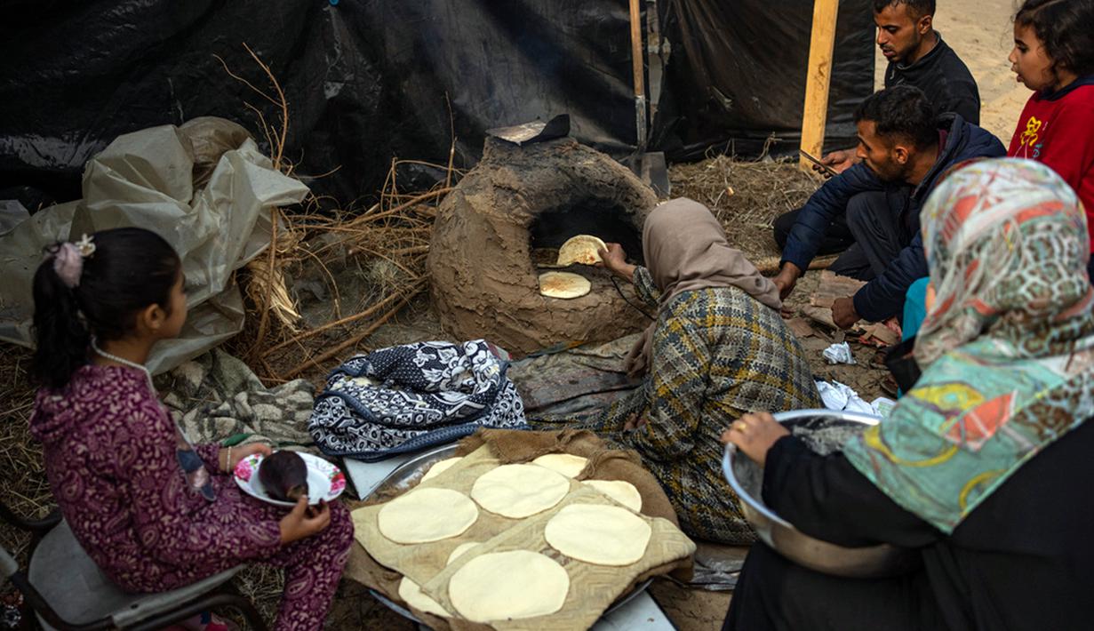 Operasi militer Israel yang tiada henti, sebagai respons terhadap serangan mematikan Hamas pada 7 Oktober, mengoyak kehidupan bagi sebagian besar orang, setidaknya penduduk Jalur Gaza. (AP Photo/Fatima Shbair)