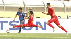 Bek Semen Padang, Novan Setya, berusaha menghadang gelandang Persib, Febri Hariyadi, pada laga Liga 1 Indonesia di Stadion Si Jalak Harupat, Bandung, Sabtu, (9/9/2017). Persib ditahan imbang 2-2 oleh Semen Padang. (Bola.com/M Iqbal Ichsan)