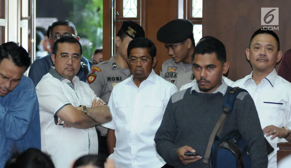 Mensos, Idrus Marham (tengah) berada di ruang sidang pengadilan Tipikor jelang sidang tuntutan kasus dugaan korupsi proyek e-KTP dengan terdakwa Setya Novanto, Jakarta, Kamis (29/3). Sidang mendengar pembacaan tuntutan. (Liputan6.com/Helmi Fithriansyah)