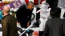 Presiden AS, Barack Obama menyapa seorang balita yang digendong ibunya saat merayakan Halloween di Gedung Putih, Washington, Senin (31/10). Sebanyak 4.000 orang diperkirakan mengunjungi White House untuk merayakan Hallowen. (REUTERS / Jonathan Ernst)