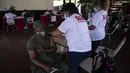 Reaksi tentara Venezuela ketika menerima dosis pertama kandidat vaksin Covid-19 Abdala buatan Kuba selama kampanye vaksinasi massal di Fuerte Tiuna, Caracas, Rabu (30/6/2021). Venezuela pada 24 Juni 2021 menandatangani kontrak untuk membeli 12 juta dosis vaksin Abdala. (Yuri CORTEZ/AFP)