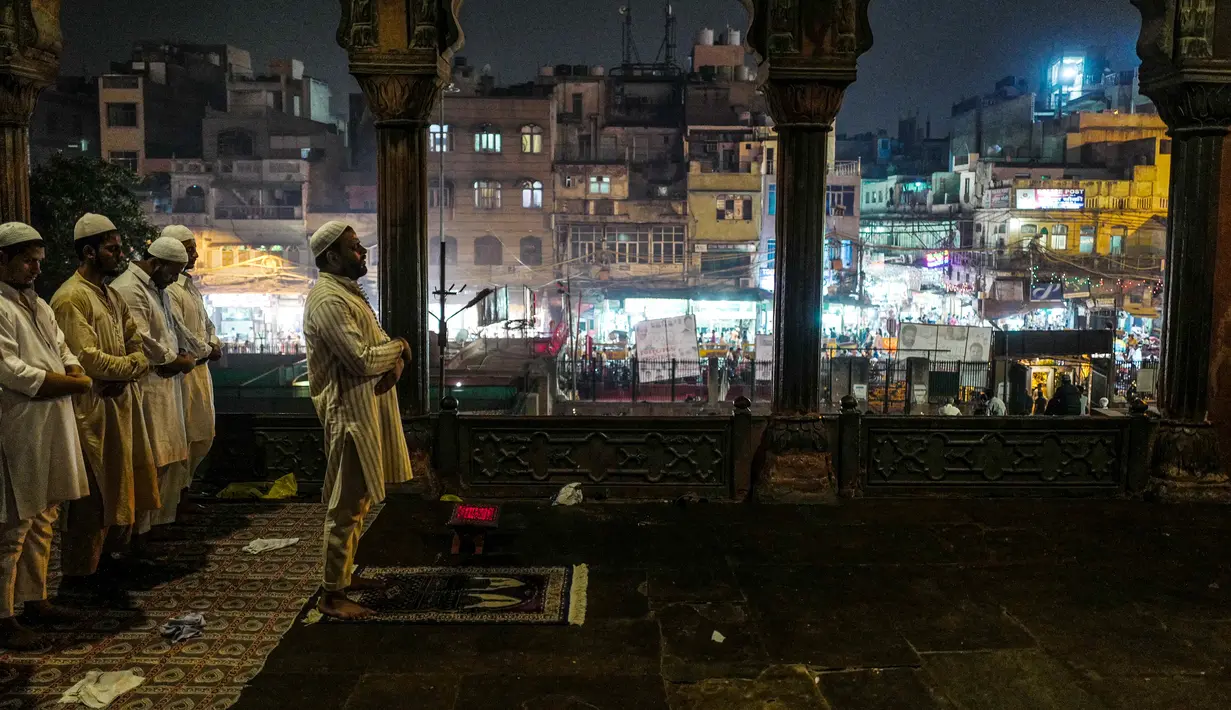 Jemaah pria muslim India menjalankan salat tarawih selama bulan suci Ramadan di Masjid Jama di New Delhi, India (23/5). Islam di India merupakan agama terbesar kedua setelah Hindu. (AFP/Chandan Khanna)