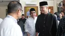 Bakal Calon Presiden PDI Perjuangan Ganjar Pranowo saat melayat ke rumah duka almarhum Desmond Junaidi Mahesa di Jakarta, Sabtu (24/6/2023). (merdeka.com/imam buhori)