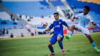 Gelandang Arema FC, Valdeci Moreira dalam duel melawan PSBS Biak pada pekan pertama BRI Super League 2025/2026 di Stadion Kanjuruhan, Malang, Senin (11/8/2025). (Bola.com/Iwan Setiawan)