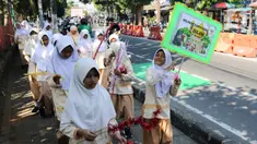 Sejumlah siswa-siswi SDN 1 Anyelir membawa poster dalam rangka memperingati Tahun Baru Islam 1 Muharram 1445 Hijriah di Depok, Jawa Barat, Selasa (18/7/2023). Pawai tersebut untuk memperingati Tahun Baru Islam 1 Muharram 1444 Hijriah yang jatuh pada 19 Juli 2023. (Liputan6.com/Herman Zakharia)