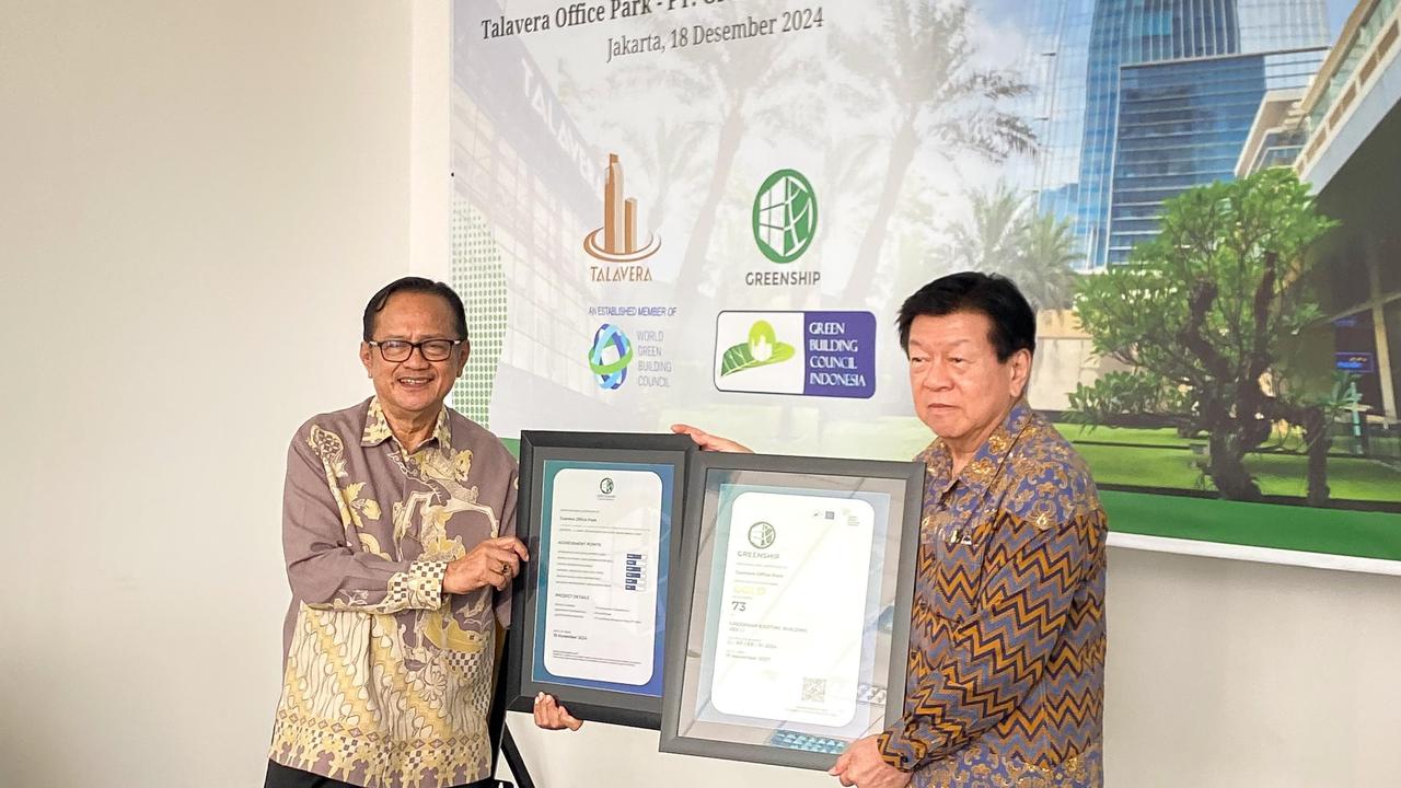 Chairperson GBC Indonesia Ignesjz Kemalawarta, bersama Direktur PT Grahalestari Ciptakencana Sugijono Budhihardjo, memperlihatkan sertifikat GREENSHIP Existing Building dari Green Building Council Indonesia. (Liputan6.com)
