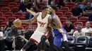 Miami Heat center, Hassan Whiteside #21 menggiring bola saat berhadapan dengan pemain  Philadelphia 76ers,  Jahlil Okafor (kanan)  pada laga NBA preseason basketball game di Miami, Sabtu (22/10/2016) WIB. (AP/Alan Diaz)