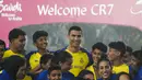 Cristiano Ronaldo tersenyum saat perkenalan resminya sebagai pemain baru klub Al Nassr di Riyadh, Arab Saudi, Selasa (3/1/2023). Ronaldo, yang telah memenangkan lima penghargaan Ballon d'Ors sebagai pemain sepak bola terbaik di dunia dan lima gelar Liga Champions, akan bermain di luar Eropa untuk pertama kalinya dalam karirnya. (AP Photo/Amr Nabil)