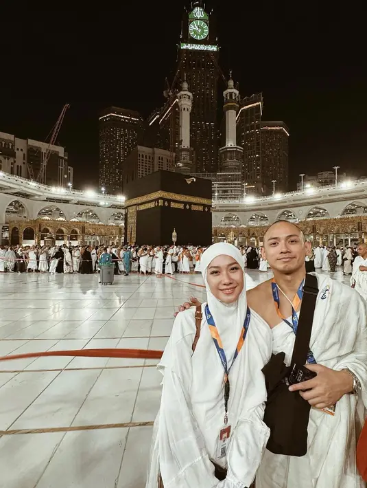 Ini adalah unggahan pertama BCL ketika menjalani umroh. Tak sedikit netizen yang salah fokus karena bulu mata sambung atau eyelash extension BCL. Umroh BCL pun disebut sia-sia gara-gara bulu mata sambung yang masih dipakai. Terlepas dari banyaknya komentar soal bulu mata BCL, tak sedikit netizen yang justru membubuhkan doa terbaik untuk BCL dan keluarga, salah satunya adalah Yuna adik ipar BCL. (Liputan6.com/IG/@itsmebcl)