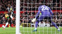 Pemain depan Newcastle United asal Swedia Alexander Isak (kiri) berusaha mencetak gol, tetapi gol tersebut dianulir selama pertandingan sepak bola Liga Primer Inggris antara Manchester United dan Newcastle United di Old Trafford di Manchester, Inggris barat laut, pada tanggal 30 Desember 2024.Darren Staples / AFP