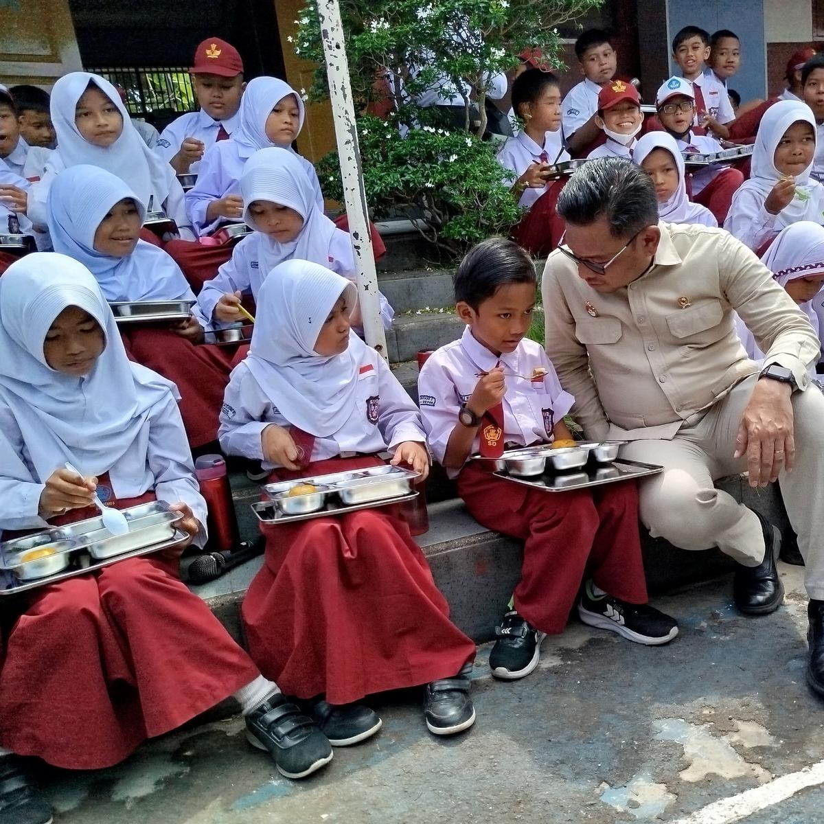 Antusias Siswa SD dan SMP saat Dapat Makan Bergizi Gratis