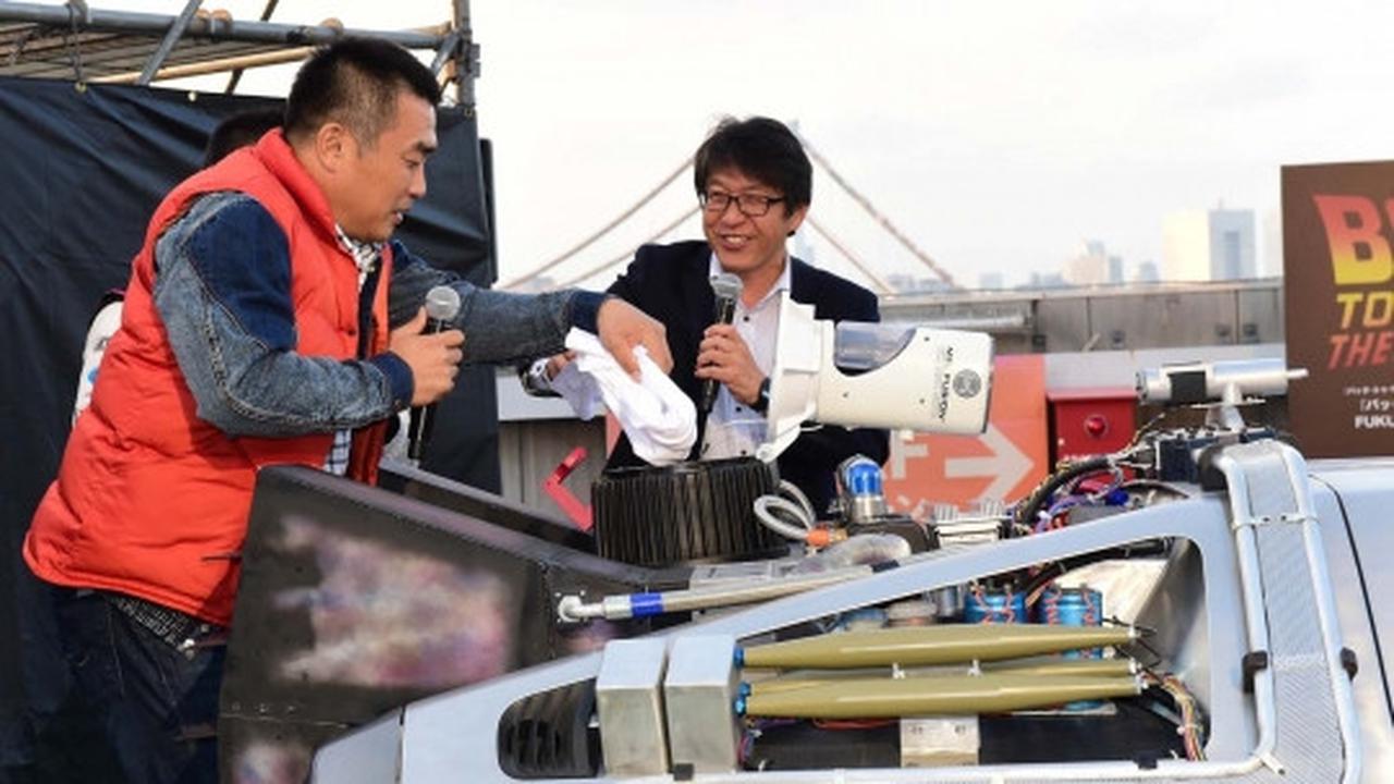 Keren, mobil berbahan baju bekas ala film Back to the Future