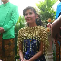 "Konsep pernikahan Jawa modern, jadi tidak ada panggih karena hari ini sudah prosesi budaya sudah kita jalani, besok itu mungkin akad nikah dengan keluarga aja nah malemnya ada resepsi," kata Erna Santoso, Jumat (19/1). (Nurwahyunan/Bintang.com)
