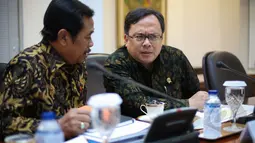 Menteri Keuangan, Bambang Brodjonegoro (kanan) berbincang dengan Jaksa Agung, HM Prasetyo saat menunggu dimulainya ratas yang membahas sektor kelautan dan perikanan di Kantor Istana Kepresidenan, Jakarta, Senin (13/4/2015). (Liputan6.com/Faizal Fanani)