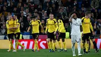 Para pemain Borussia Dortmund bergembira usai mencetak gol ke gawang Real Madrid, pada Matchday 6 Grup F Liga Champions 2016-2017, di Stadion Santiago Bernabeu, Kamis (8/12/2016) dini hari WIB. Hasil seri membuat Real Madrid berstatus runner-up grup.  (Re
