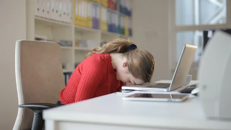 Lakukan 8 Hal Ini Jika Kamu Sering Mengantuk Saat Bekerja di Siang Hari