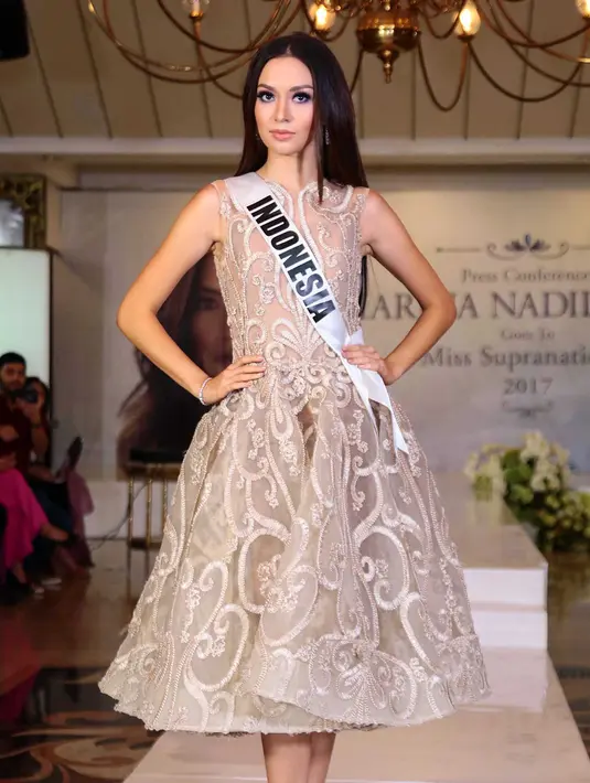 "Selama Maret (2017) sampai hari ini sudah dibekali oleh YPI (Yayasan Puteri Indonesia) dan Mustika Ratu dari mulai publik Speaking, catwalk, dan di ingetin untuk gym," ujar Karina Nadila di kawasan Menteng, Jumat (10/11/2017). (Deki Prayoga/Bintang.com)