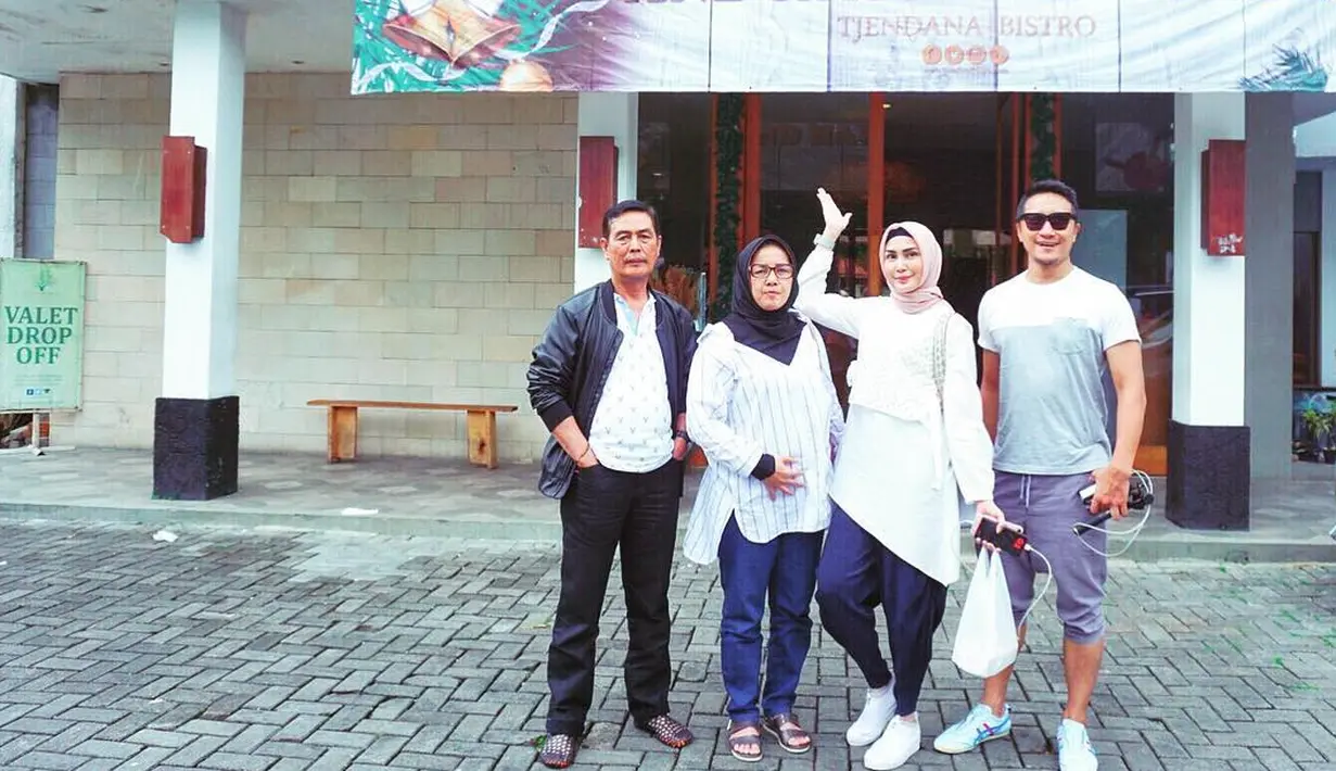 Awal tahun 2018 dijadikan sebagai untuk terus memperbaiki diri bagi keluarga Arie Untung. Presenter dan pemeran itu terlebih dulu memperdalam keyakinannya. Tidak lama kemudian, sang istri juga tampil lebih islami. (Instagram/ariekuntung)