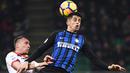 Duel pemain Inter Milan, Joao Cancelo (kanan) saat berebut bola dengan pemain Benevento, Gaetano Letizia (kiri) pada lanjutan Serie A Italia di San Siro stadium, Milan, (24/2/2018). Inter menang 2-0. (AFP/Marco Bertorello)