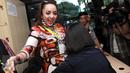 Artis fenomenal, Regina Andriane saat diperiksa petugas saat mendatangi gedung KPK,  Jakarta, senin (1/2). Belum diketahui pasti kedatangan Regina ke KPK. (Liputan6.com/Helmi Afandi)
