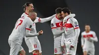 Gelandang Turki, Hakan Calhanoglu (kanan) merayakan gol saat melawan Belanda di kualifikasi Piala Dunia 2022 Grup G di Ataturk Olympic Stadium, Kamis (24/3/2021) dini hari WIB.(AFP/Tolga Bozoglu)