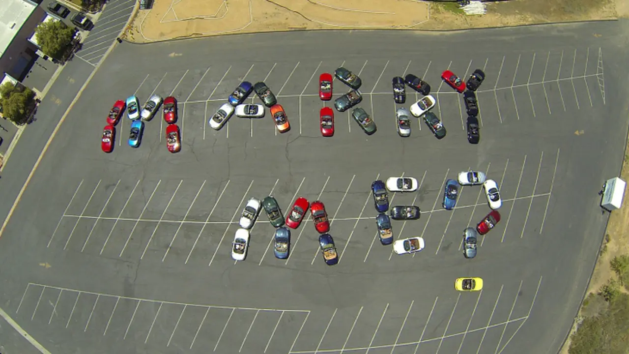 Pria Ini Melamar Kekasihnya Memakai Sekumpulan Mazda MX-5