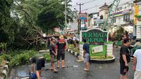 Pohon tumbang akibat hujan deras dan angin puting beliung menutup akses jalan sebuah perumahan di wilayah Cipayung, Depok. (Foto: Istimewa)