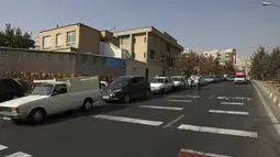 Mobil-mobil mengantre untuk mengisi bensin di sebuah SPBU yang mesin pengisian bahan bakarnya tidak berfungsi di Teheran, Iran, Selasa (26/10/2021). Sebuah serangan siber mengganggu distribusi bensin di SPBU seluruh Iran yang menyebabkan penghentian layanan. (AP Photo/Vahid Salemi)