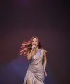 BCL menggelar konser di Singapura dengan parade dress bergaya goddes yang modern dan glamor. Seperti gaun one shoulder bergaya ala Dewi dengan bustier mewah yang 'tersembunyi'. (Foto: Instagram @teambcl Fotografer: @davianakbar)