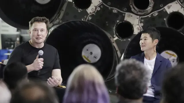 Elon Musk menunjuk miliarder Jepang Yusaku Maezawa sebagai penumpang perdana perjalanan wisata ke Bulan (AP)