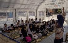 Siswa SDN 11 Bungo Tanjuang Tetap Semangat Belajar di Tenda Darurat Pasca Dinding Roboh