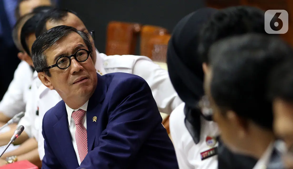 Menkumham Yasonna Laoly didampingi jajarannya mengikuti rapat kerja dengan Komisi III DPR RI di Kompleks Parlemen, Jakarta, Kamis (28/11/2019). Rapat membahas rencana strategis Kemenkumham, hasil pemeriksaan BPK RI semester I tahun 2019, dan tindak lanjut RUU. (Liputan6.com/Johan Tallo)
