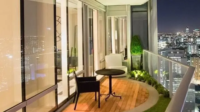 Desain Balkon Terbuka dengan Rumput Sintetis