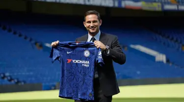 Manajer Chelsea, Frank Lampard menunjukkan jersey Chelsea di Stadion Stamford Bridge, London, Inggris, Kamis (4/7/2019). Lampard telah resmi menjadi manajer Chelsea. (AP Photo/Matt Dunham)