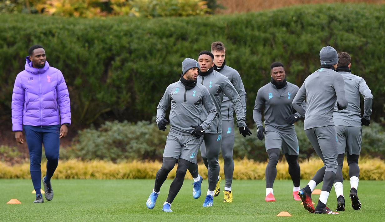 Gelandang Tottenham Hotspur, Lucas Moura (tengah) dan rekan satu timnya melakukan pemanasan selama sesi latihan Pusat Pelatihan Enfield Tottenham Hotspur, di London utara (18/2/2020). Tottenham akan melawan RB Leipzig pada leg pertama babak 16 besar Liga Champions. (AFP Photo/Justin Tallis)