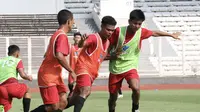 Dirtek PSSI Indra Sjafri bersama Bima Sakti pantau langsung seleksi program Garuda Select U-17 di stadion Madya. Keduanya juga mencari pemain bagus untuk Timnas Indonesia U-17