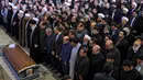 Ayatollah Ali Khamenei bersama pejabat dan warga Iran menyalatkan jenazah mantan Presiden Iran, Hashemi Rafsanjani di kampus Tehran University di Teheran, Iran (10/1). Ratusan ribu warga Iran membanjiri kota Teheran dengan suasana duka. (AP)