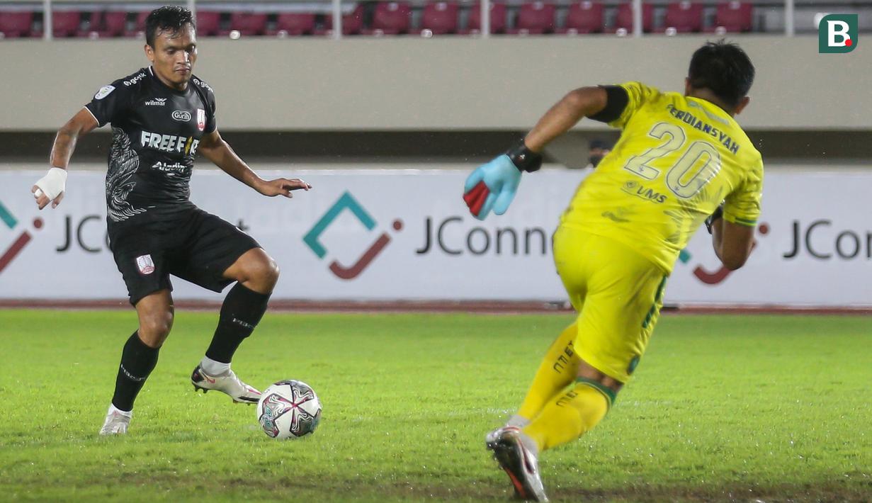 Persis Solo kembali tancap gas. Di menit 24 Ferdinand Sinaga sukses membobol gawang Ferdiansyah setelah menyambar umpan silang dari Miftahul Hamdi. (Bola.com/Bagaskara Lazuardi)